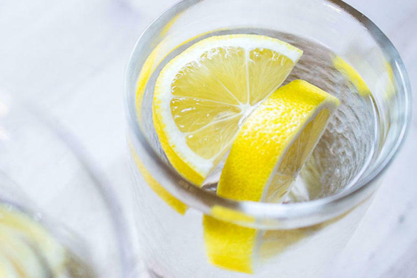 Как влияет вода с лимоном. Стакан с лимоном. Стакан воды с лимоном. Стакан воды с лимонным соком. Теплая вода с лимоном.